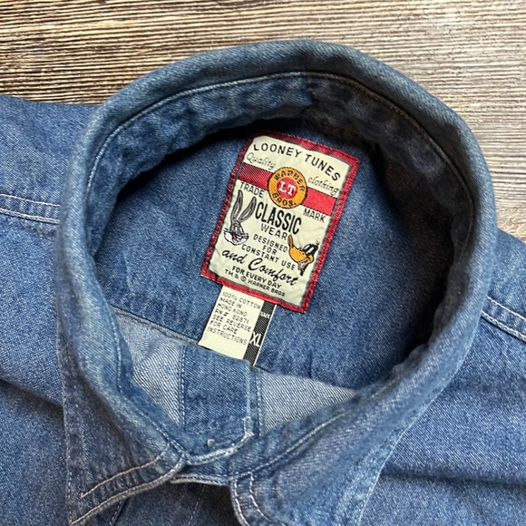 Vintage Warner Bros Shirt Size XL Blue Denim Button Collared Cartoon KC - Picture 4 of 4